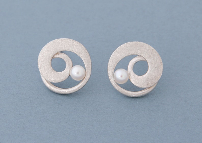 Earrings SWIRL silver pearl earrings Barbara Weiss image 1