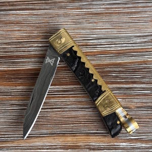 Op de afbeelding: Een set van drie keramische mokken met een gespikkelde, matte afwerking. De mokken zijn in tinten blauw, groen en wit. Elke mok heeft een eenvoudig, modern ontwerp, perfect voor koffie of thee.