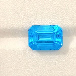 美しい9.46カラットの天然エメラルドカットトパーズファセットディープブルークリーンクリア