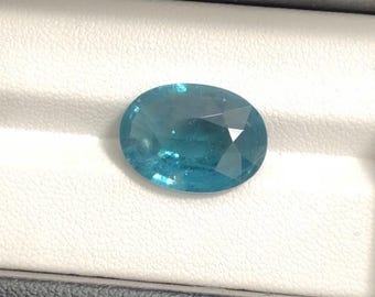 Gema oval de turmalina azul natural, 7,54 quilates, originária do Afeganistão.
