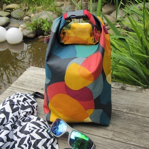 Packsack, Rollbag, Wetbag, bunte Kreise, Innenfutter, rote Schnalle