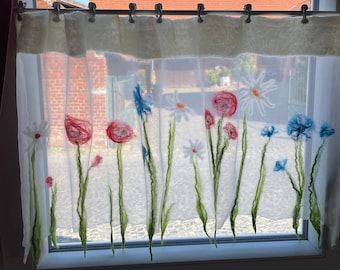 herrlich bunte Gardine handgefilzt " Sommer Wiese", Mohn, Kornblumen und Margeriten, gefilzt, feine Seide Wolle, hauchdünner Fensterschmuck,