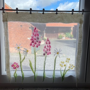 fröhliche Gardine handgefilzt FrühlingsWiese, gefilzt, feine Seide Wolle, hauchdünner Fensterschmuck, Gardinen, Scheibengardine, Vorhang Bild 9