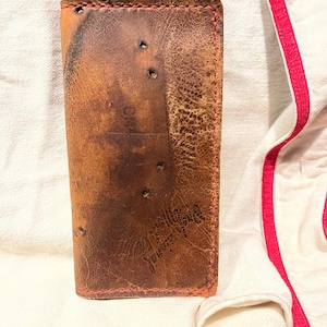 Cartera larga con forma de guante de béisbol