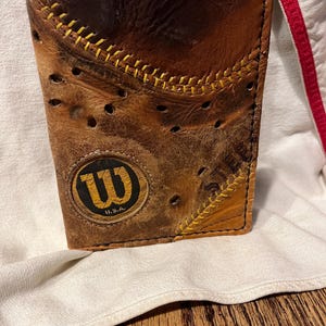 Cartera de piel de molusco/pasaporte con forma de guante de béisbol