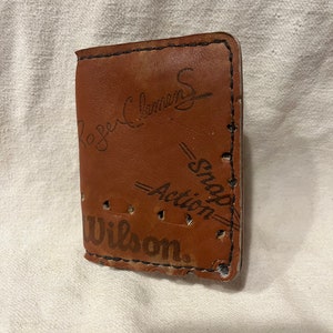 Cartera con bolsillo delantero y guante de béisbol