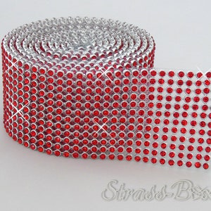 Puede incluir: Un rollo de ribete de strass rojo con respaldo plateado. El ribete está hecho de pequeños strass redondos que están dispuestos en un patrón de cuadrícula.