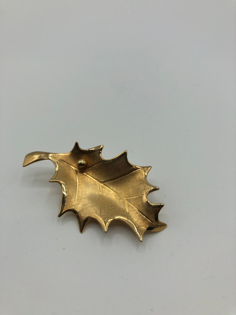 Designer GIOVANNI signed matt gold plated detailed worked elegant leaf pin brooch 1960s gorgeous