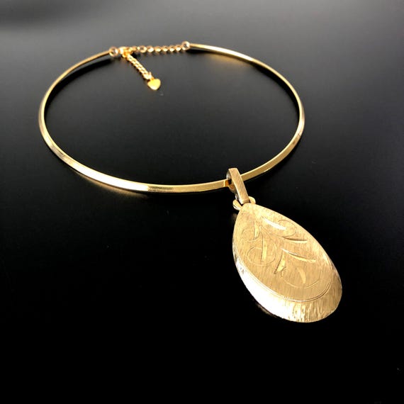 Vergoldete Anhänger Halskette Vintage 1980s hochwertige Neckring Collier Kette mit eleganten matt gebürsteten & gravierten Anhänger