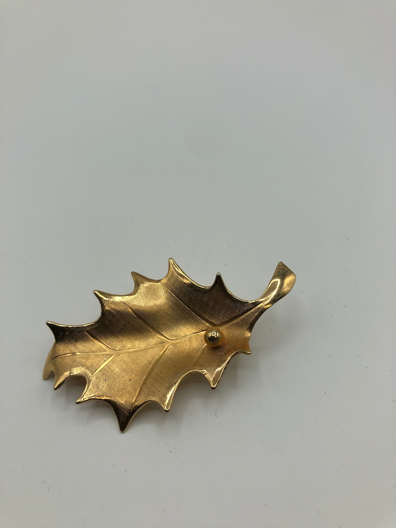 Designer GIOVANNI signed matt gold plated detailed worked elegant leaf pin brooch 1960s gorgeous