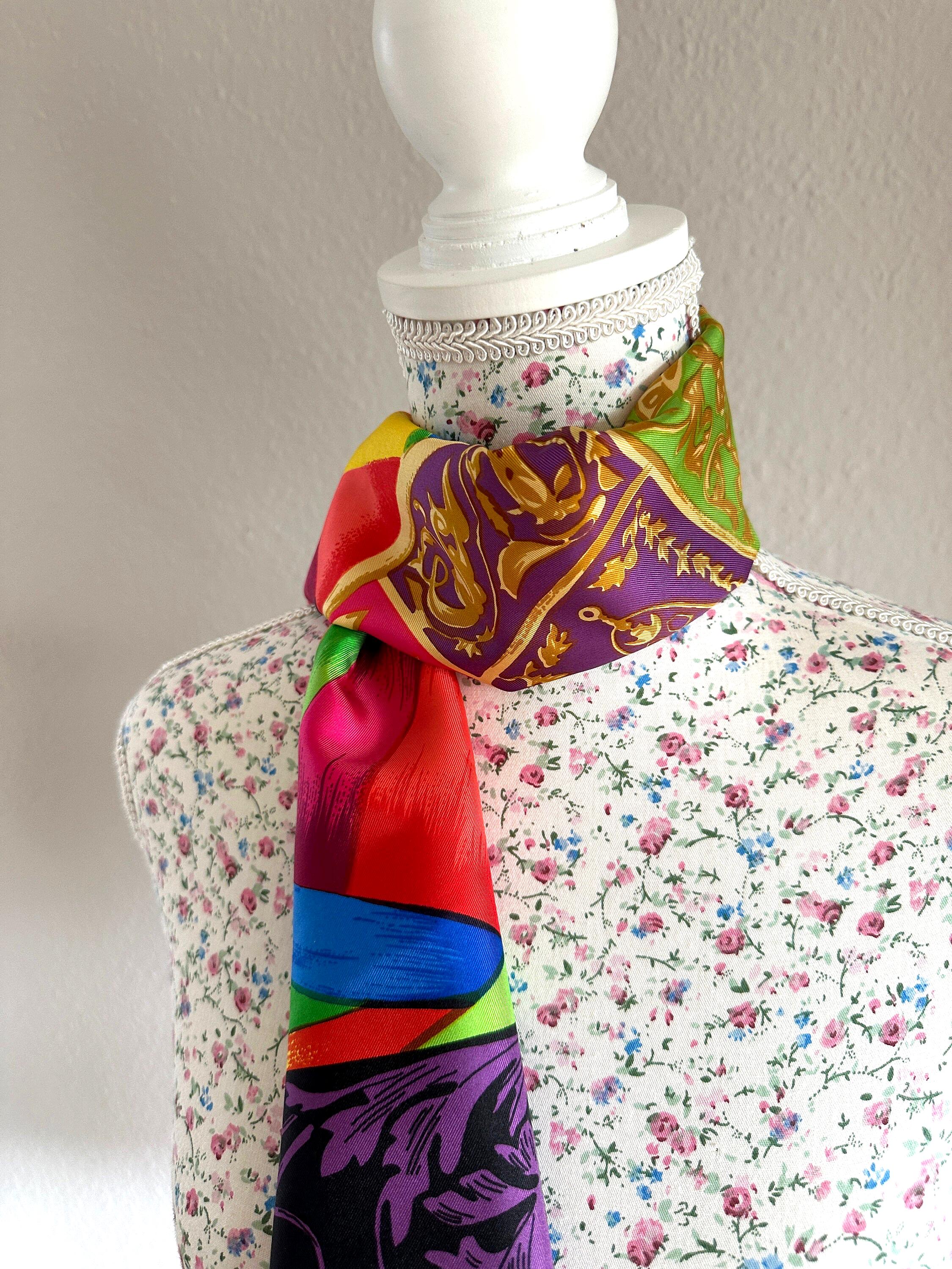 Foulard VERSACE Vintage En Soie, Brodé, Motif Floral Noir Et Gris Argenté - Rare