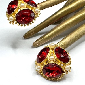 Ruby red clip-on earrings, matte gold-plated red crystal and white faux pearl embellished, high-quality vintage 1980s clip earrings, 3.8 cm Ø