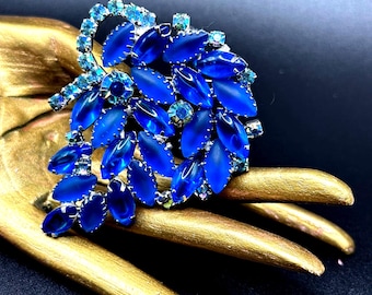 Fantastic rhinestone brooch, original vintage 1960s cocktail party jewelry, decorated with navette rhinestones and blue Aurora Borealis crystals, 7.5 cm