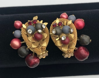 Haskell Stil Ohrclips 1960s Wunderschöne Strass und Lucite Perlen Obstkörbchen mit Apfel Winter Beeren Clip Ohrringe M. Haskell oder Robert