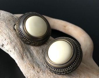 GINNIE JOHANSEN Ohrclips signierte Creme beige Thermoset Cabochon Modernist Era Clip Ohrringe, sehr selten