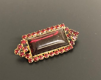 Dunkelrote Jugendstil Brosche mit einem Glas Cabochon und roten Strass Steinen verzierte, wundervolle Vintage 1930s antik Brosche