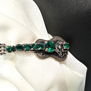 グリーンのラインストーン ブローチ 希少なヴィンテージ 1960 年代 エメラルド グリーンの石で装飾されたギター