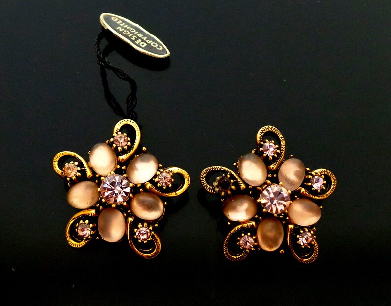 Florenza signed pale pink glass and rhinestone dark goldtone metal 3.2 cm \u00d8 vintage clip Earrings total 17 Grams in very good condition