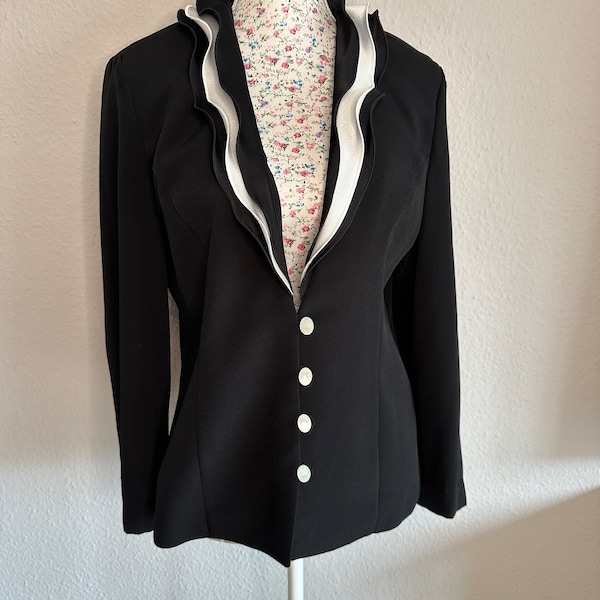 Veste femme blazer noir et blanc élégante avec boutons effet nacre et col volant