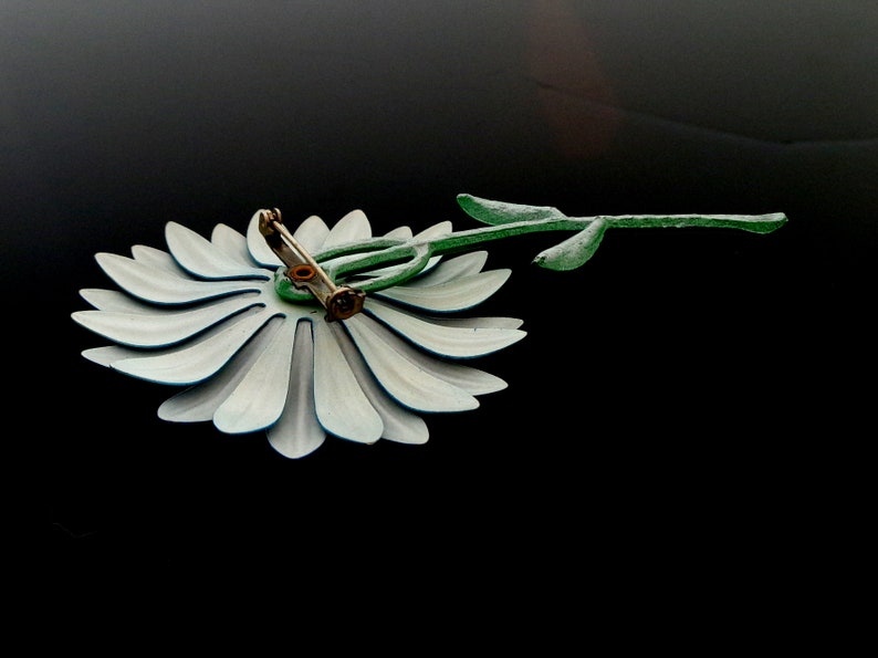 mint Condition 10.5 cm long and 6.2 cm wide wonderful Flower Power Era Light Metal Petrol Blue Flowers Brooch in unworn