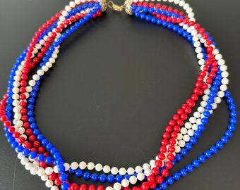 6 Strang Halskette Vintage 1960s rot weiß blaue Lucite Perlen Collier Kette Japan signiert, Blickfänger, leicht und wunderschön, 64 cm lang