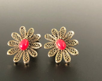 Designer ART Ohrclips seltene, rote Glas Cabochon verzierte dunkle Metall Farbe vergoldete Vintage 1960s Clip Ohrringe, signiert