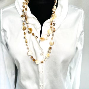 Può includere: Un cartello in legno rustico con la scritta "Welcome to our home" in lettere bianche. Il cartello presenta una finitura invecchiata e un design semplice e accogliente.