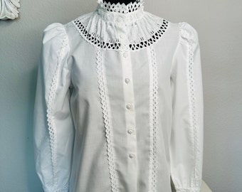 Grandma's Sunday Blouse Vintage crisp white Cotton lace Shirt victorian Design in excellent condition