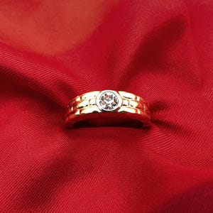 Bague en zircone cubique, style statement, d'une beauté intemporelle et élégante, plaquée or, vintage années 1980, en excellent état.