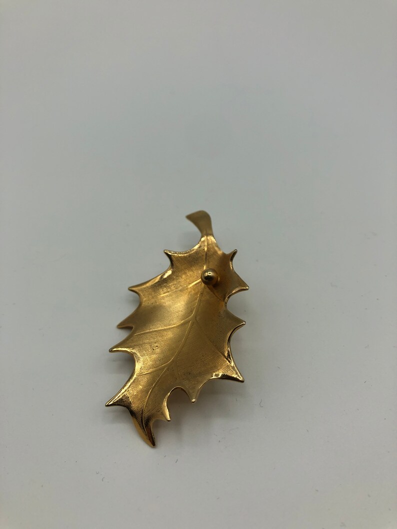 Designer GIOVANNI signed matt gold plated detailed worked elegant leaf pin brooch 1960s gorgeous