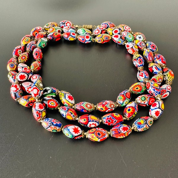 Collier de perles de verre Millefiori collier de fille hippie vintage des années 1970, 115 cm de long et noué à la main, collier de perles de verre vénitien WOW