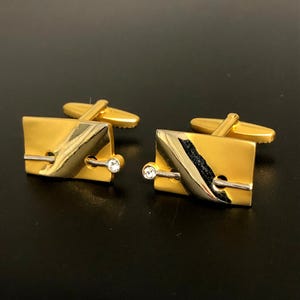 Gemelos de diseño vintage de los años 80, maravillosos, nobles, chapados en oro mate y brillante, atemporalmente elegantes, con punta de diamante de imitación.