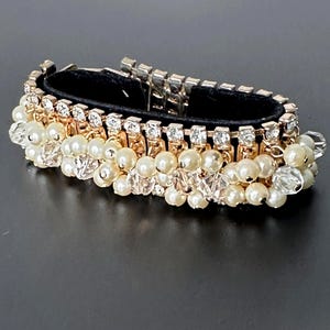Cha-Cha Armband Vintage 1960s Cocktail Party Glamour Armband mit weißen Glasperlen und klaren Strass Steinen