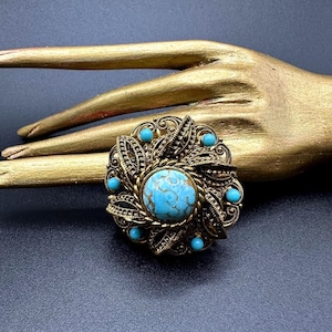 1940s brooch turquoise color gas pearls antique C clasp 4.5 cm Ø Baroque style brooch, dark gold color metal