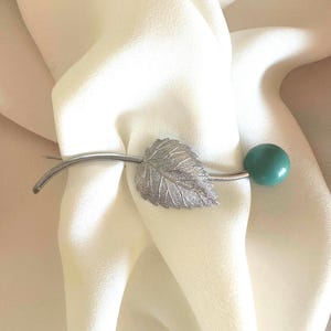 Long light metal brooch vintage 1970s dark turquoise color Lucite pearl decorated, silver-plated brooch, 8 cm long