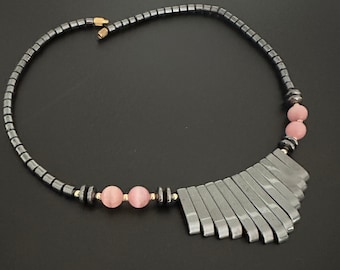 Collier en pierre naturelle hématite Magnifique collier de dame boho élégant des années 1970 perles de verre rose moonglow décorées collier hématite collier hématite