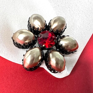 Glasperlen Strass Brosche Vintage 1950s wunderschöne Rubin rote Strass und facettierte Glas Perlen verzierte schwarze Metall Brosche