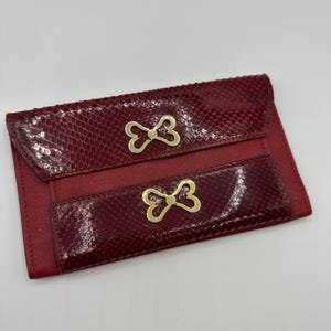 Mid Century Geldbörse Portemonnaie aus glatten Leder und echtes Vintage 1960s Schlangenleder in dunkelrot, vergoldet verziert, TOP Zustand