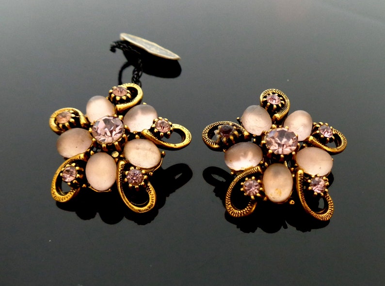 Florenza signed pale pink glass and rhinestone dark goldtone metal 3.2 cm \u00d8 vintage clip Earrings total 17 Grams in very good condition