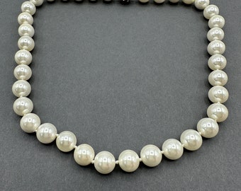 Collier de perles de verre blanc noué à la main, collier de perles Vintage avec fermoir magnétique en strass