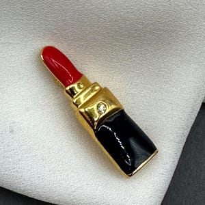 enamelled lipstick brooch high-quality, small gold-plated vintage brooch with a rhinestone stone