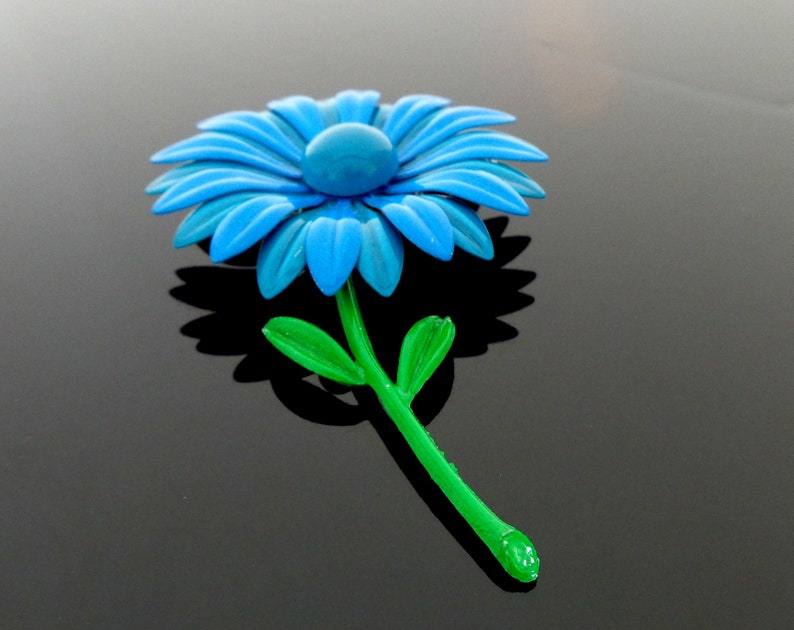 mint Condition 10.5 cm long and 6.2 cm wide wonderful Flower Power Era Light Metal Petrol Blue Flowers Brooch in unworn