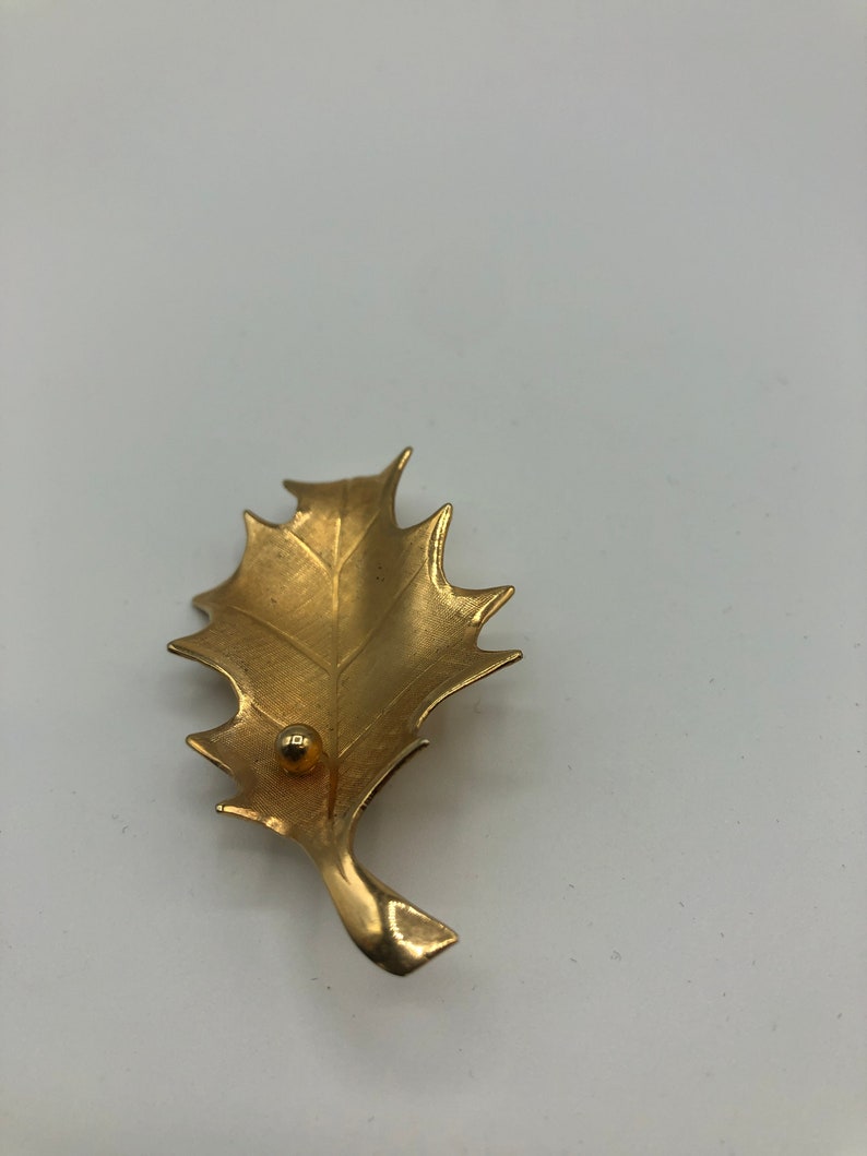 Designer GIOVANNI signed matt gold plated detailed worked elegant leaf pin brooch 1960s gorgeous
