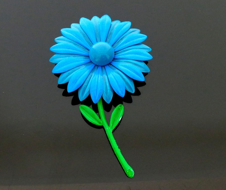 mint Condition 10.5 cm long and 6.2 cm wide wonderful Flower Power Era Light Metal Petrol Blue Flowers Brooch in unworn