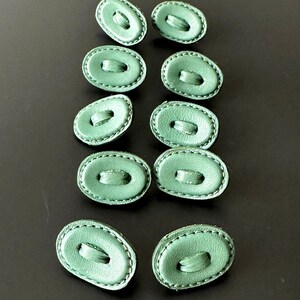 Vintage Leder Knöpfe 1970s Boho Era Knopf Sammlung in Meerschaum grün, seltener Vintage Fund, rare seafoam color genuine leather button lot