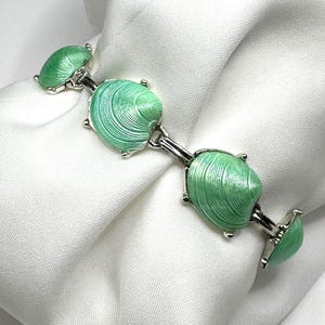 Bracciale vintage decorato con conchiglie cabochon termoindurenti color verde caraibico: un raro ritrovamento vintage, più che semplicemente bello!
