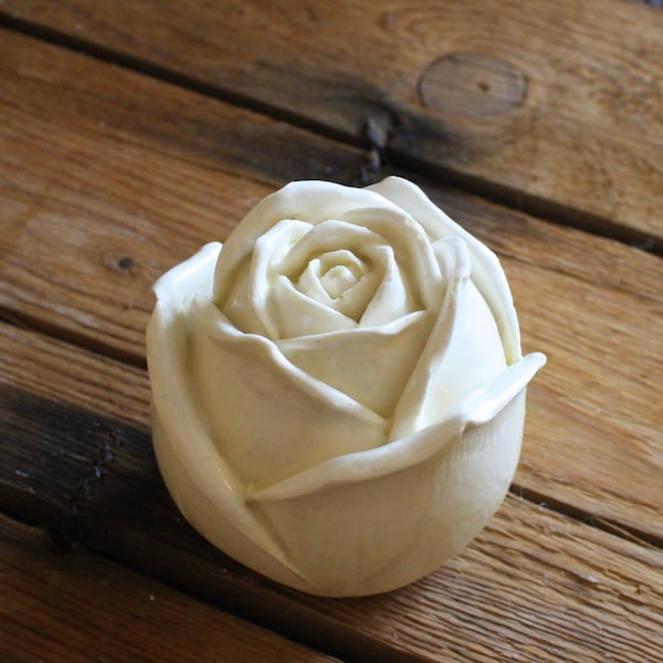 Rose Handarbeit kleine Betonrose 7 cm x 7 cm mit Klarlack