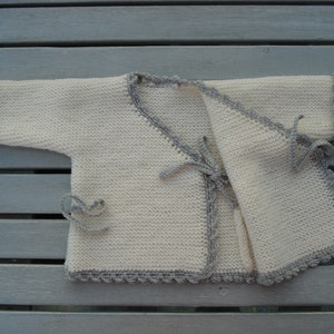 Baby Wickel-Strickjacke in Gr. 56 62 handgestrickt aus feiner Merino Wolle weiß-natur