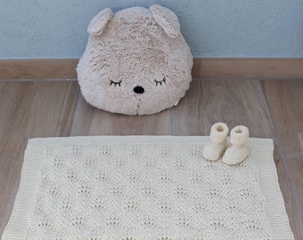 Weiche Babydecke handgestrickt aus Merinowolle für Taufe und unterwegs