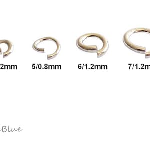 Könnte beinhalten: Vier silberne Sprungringe in verschiedenen Größen, mit den Maßen 4/1,2 mm, 5/0,8 mm, 6/1,2 mm und 7/1,2 mm.